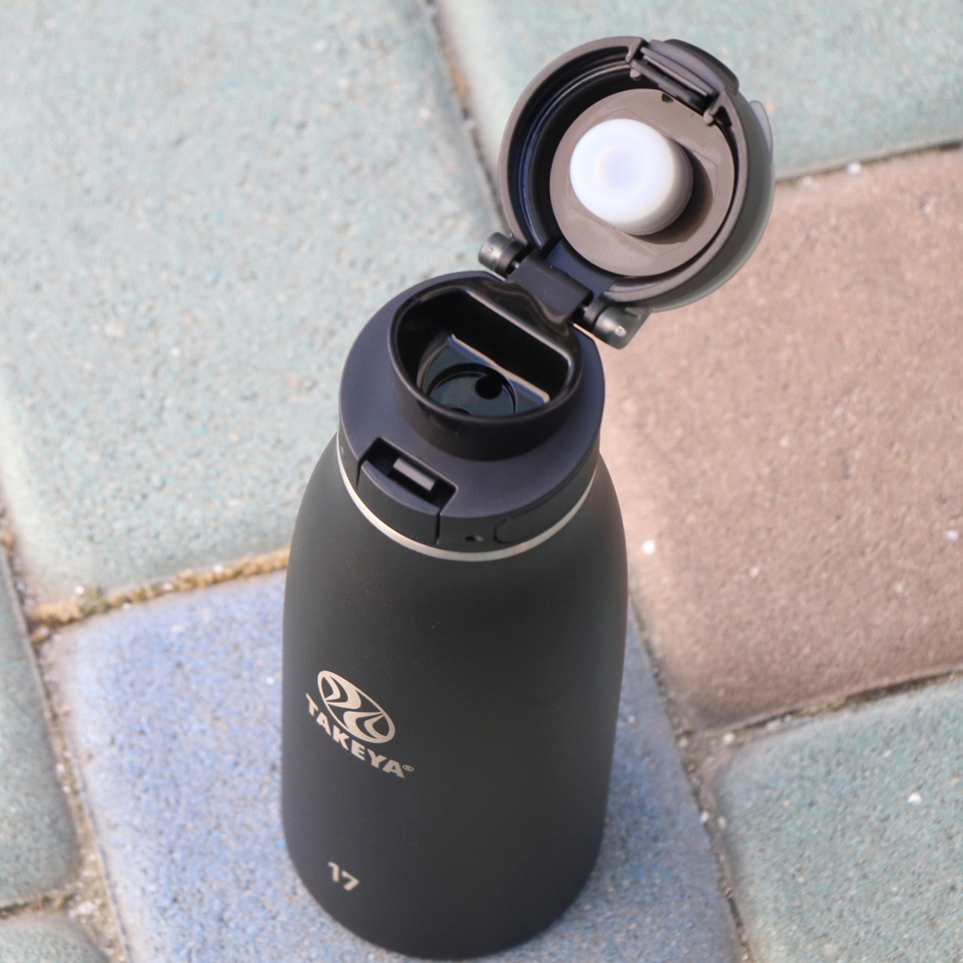 traveler-fliplocktm-lid-g4 96076-R-TravelerLid-Lifestyle-Onyx.png